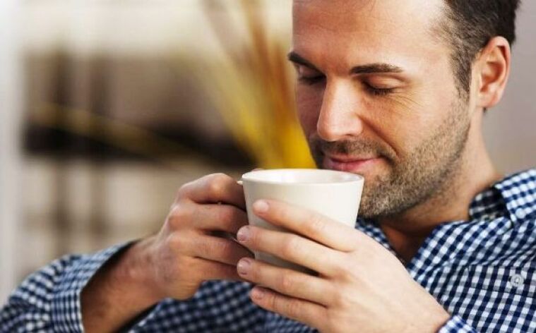 Un homme boit une boisson à base de thé à l'épilobe pour augmenter sa puissance. 